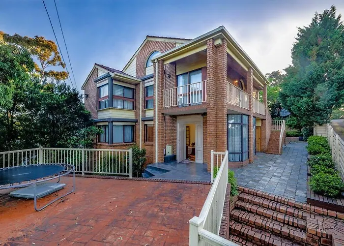 Magnificent Eltham House With Stunning View