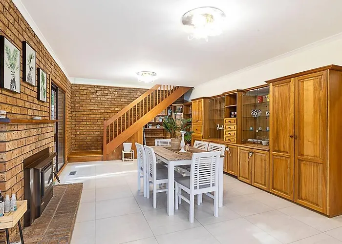 Magnificent Eltham House With Stunning View