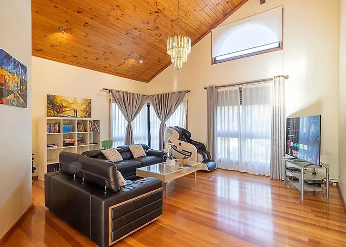 Magnificent Eltham House With Stunning View